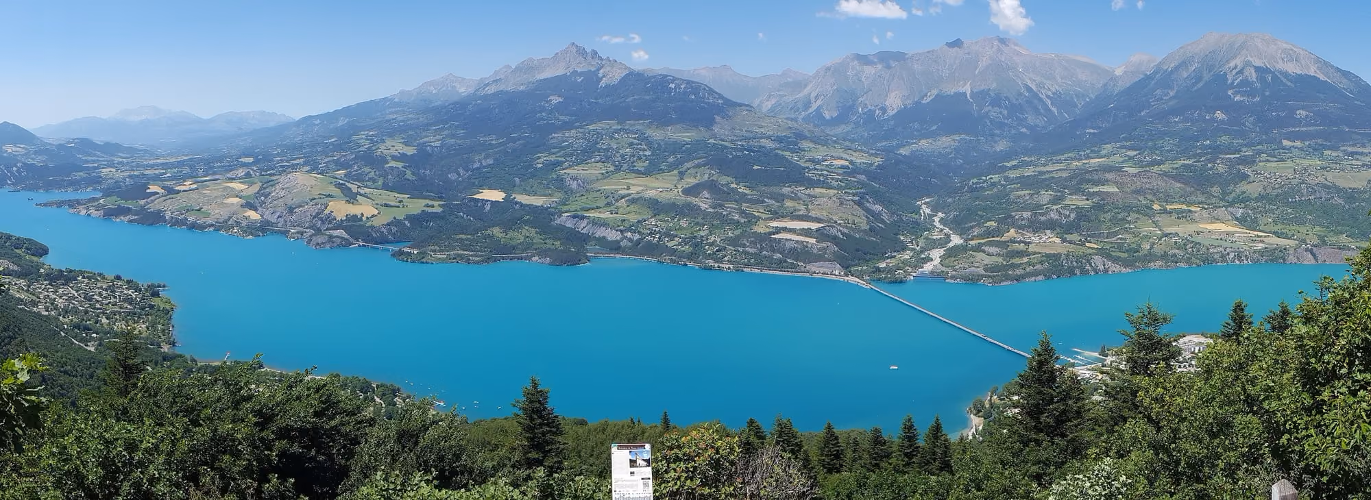 Lac de Serre-Ponçon, au bord de la route