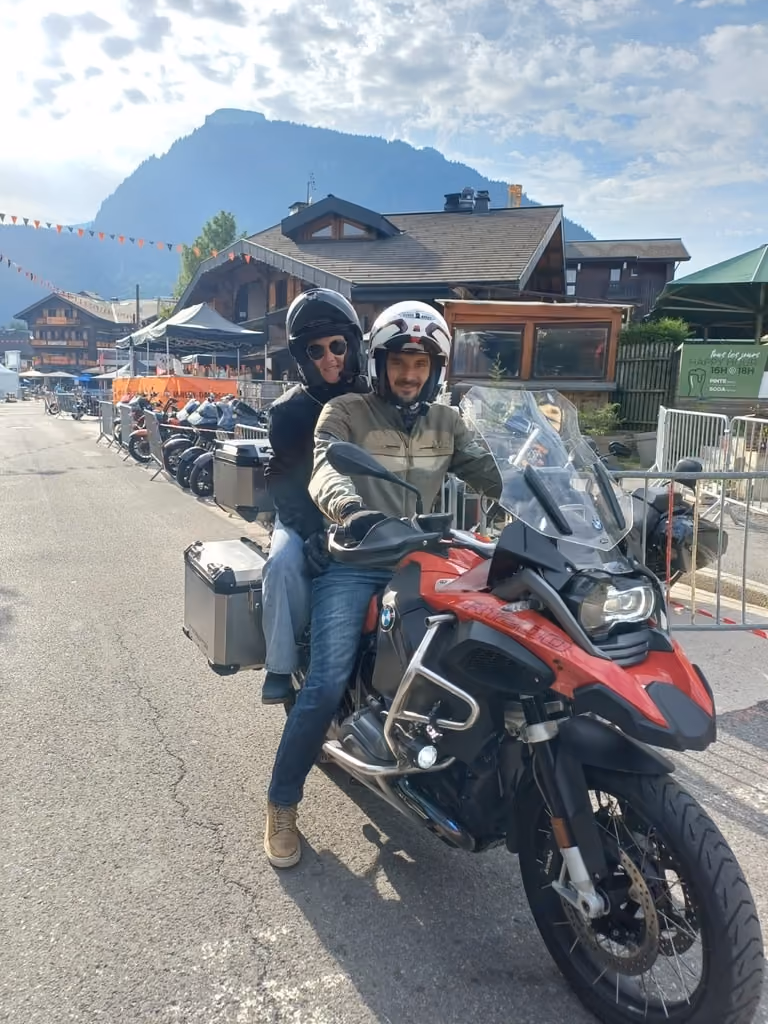 Nous deux sur la GS, casque sur la tête